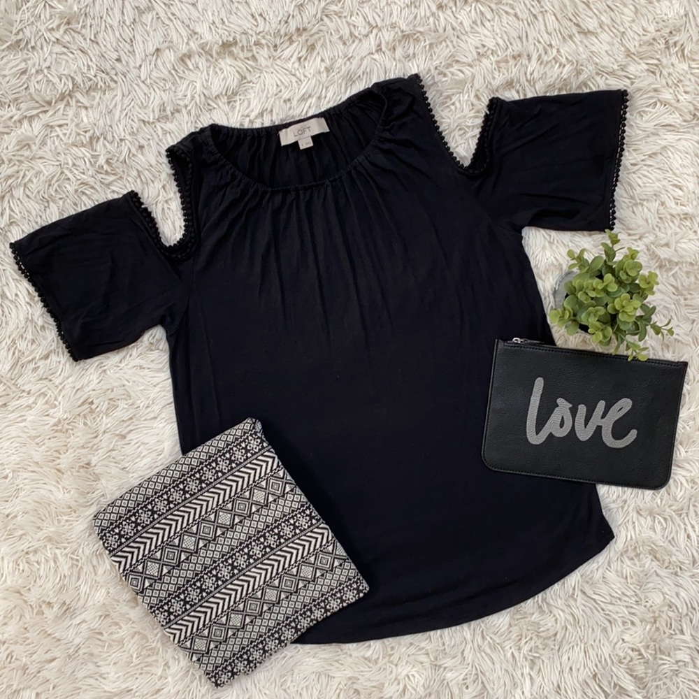 Loft Cold Shoulder Top 💗 Black